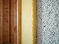 ¿Cómo se analiza la densidad correcta para que el material insuflado se asiente y no pierda su eficacia con el tiempo?