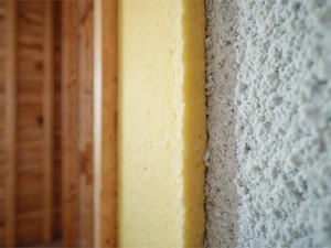 ¿Cómo se analiza la densidad correcta para que el material insuflado se asiente y no pierda su eficacia con el tiempo?