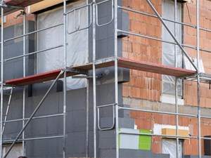 ¿Cuáles pueden ser las causas del filtrado de ruido del exterior?