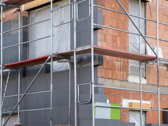¿Cuáles pueden ser las causas del filtrado de ruido del exterior?